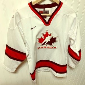Team Canada hockey jersey size XL youth